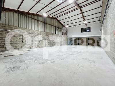 Entrepôt 175m² + bureau 20m² à louer à Rochy-Condé