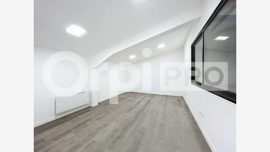 Entrepôt 175m² + bureau 20m² à louer à Rochy-Condé