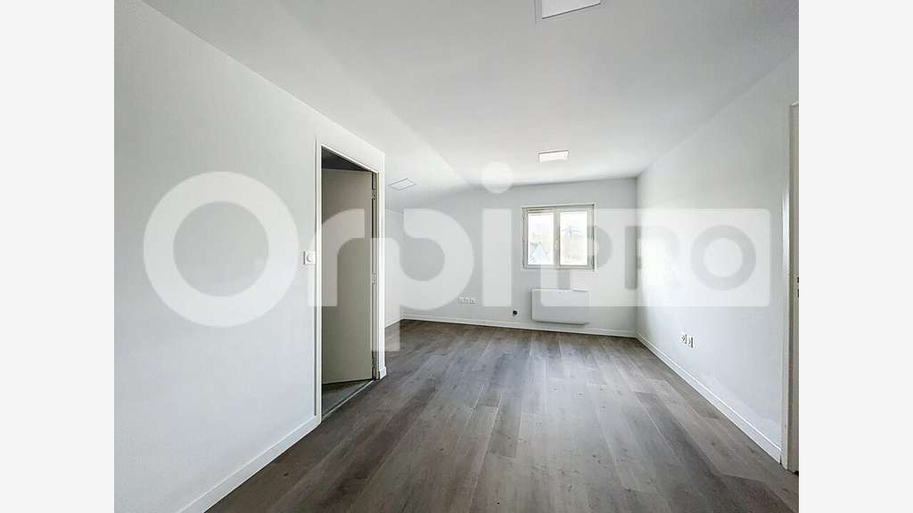 Entrepôt 377m² bureaux 56m² à louer à Rochy-Condé