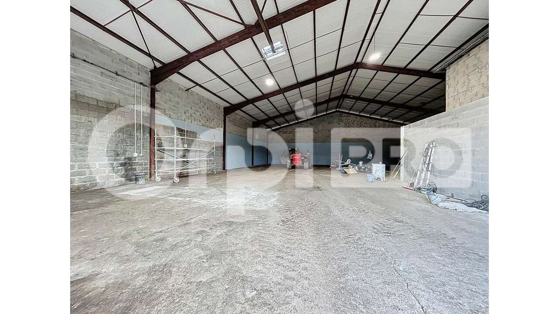 Entrepôt 377m² bureaux 56m² à louer à Rochy-Condé