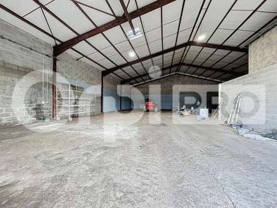 Entrepôt 377m² bureaux 56m² à louer à Rochy-Condé