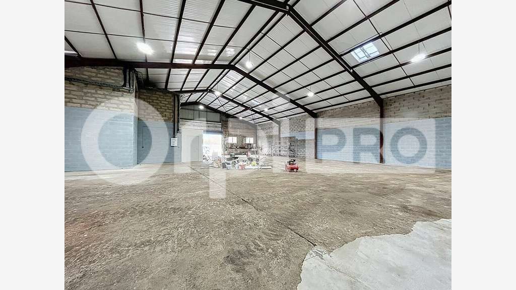 Entrepôt 377m² bureaux 56m² à louer à Rochy-Condé
