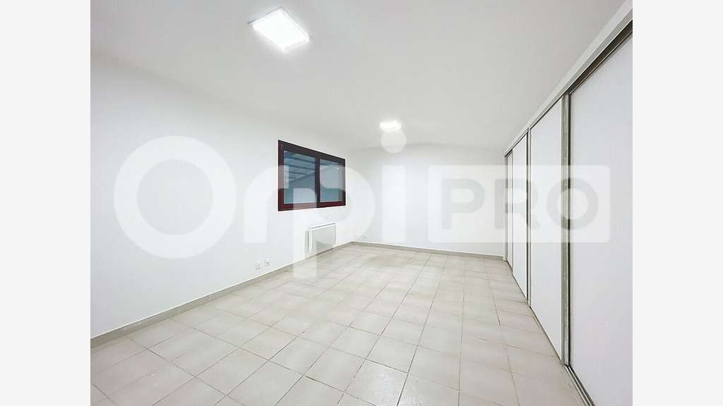 Entrepôt 377m² bureaux 56m² à louer à Rochy-Condé