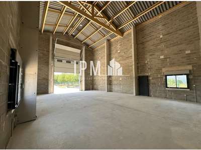 A louer local d'activités de 140m² 13340 ROGNAC