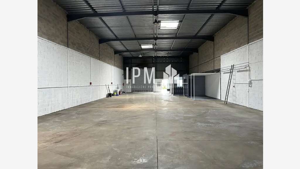 Local d'activité 708m² divisible à louer ZI Rognac