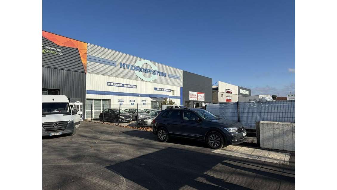 Local d'activité 580m² axe très passant de Romans