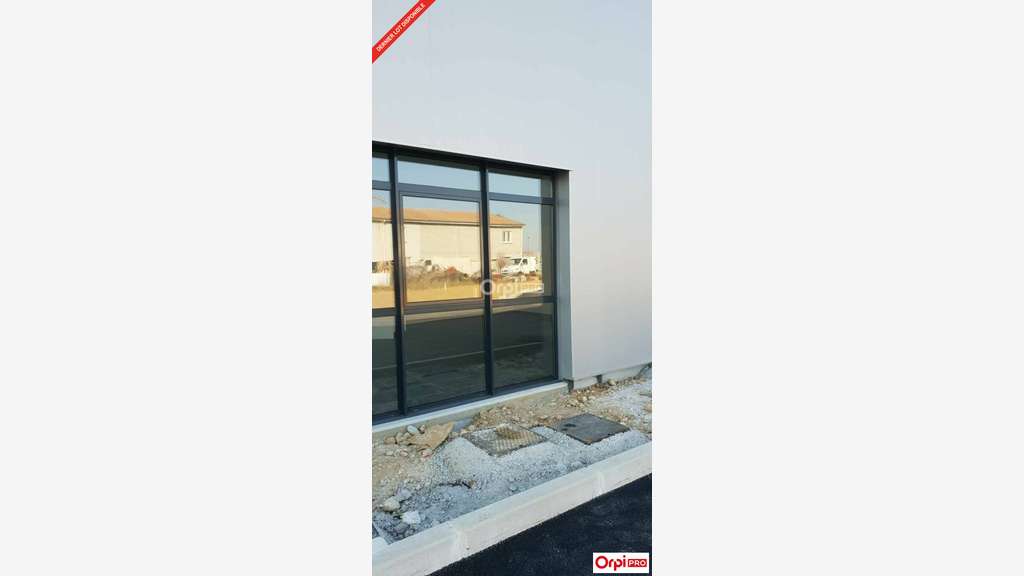 Local d'activité 302m² à louer Mours Saint Eusèbe