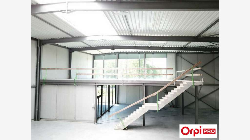 Entrepôt et bureaux agencés à louer ZA Roncq