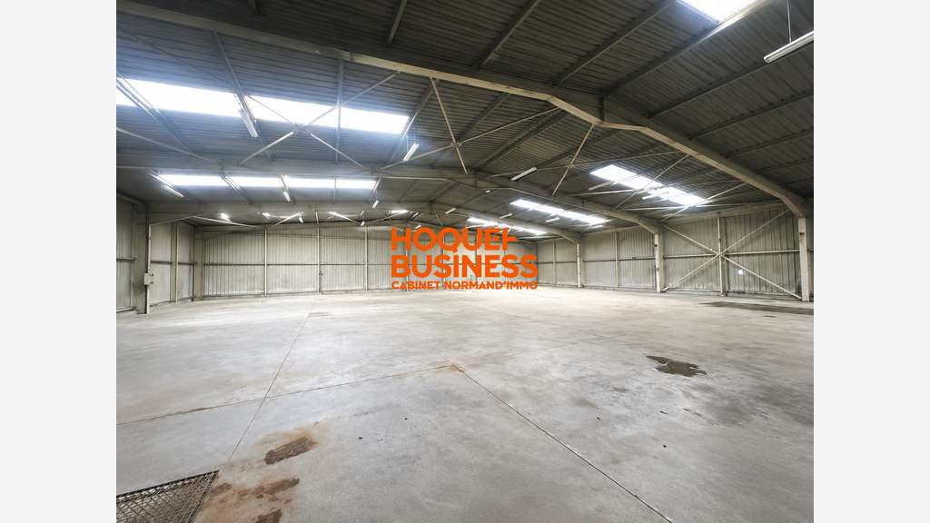 Entrepôt et bureaux 1100m² à 20km au sud de Rouen