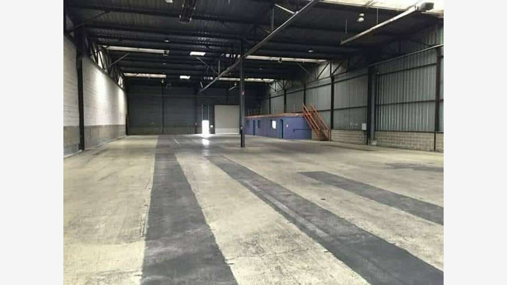 A louer entrepôt 1502m² accès stratégiques à Rouen