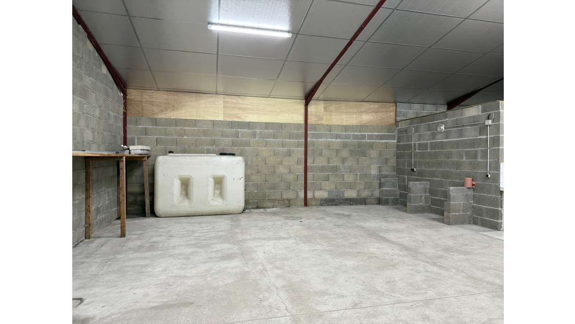 A louer local d'activités 180m² Roullet St Estèphe