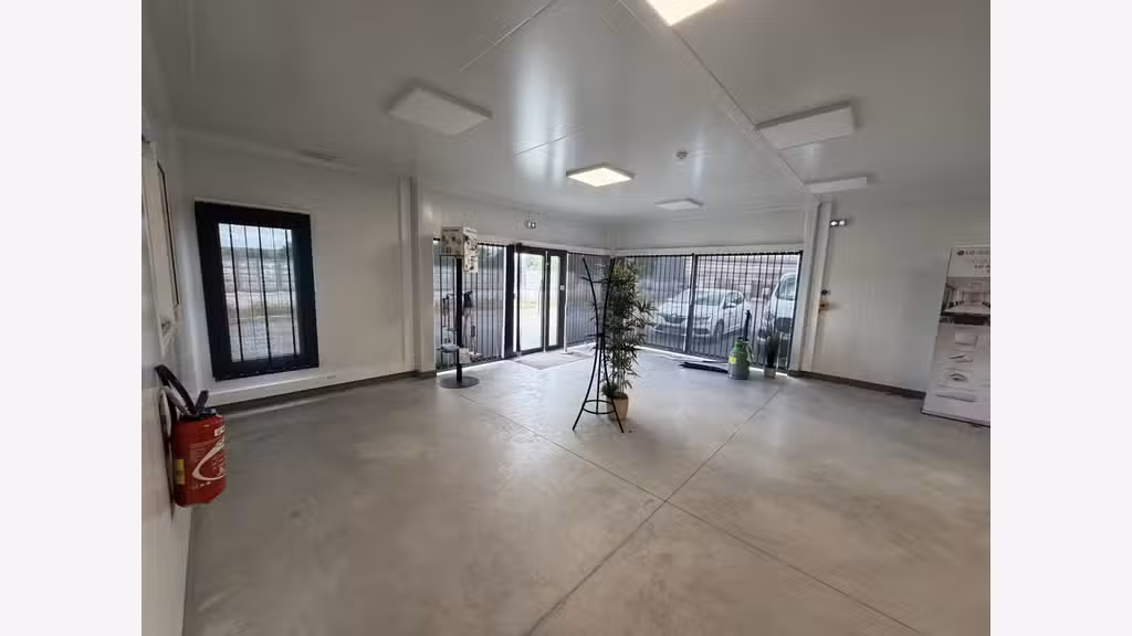 Loue local activité 197m² à Roullet-Saint-Estephe