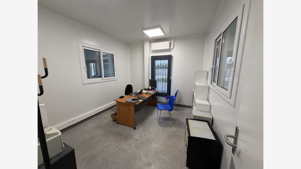 Loue local activité 197m² à Roullet-Saint-Estephe
