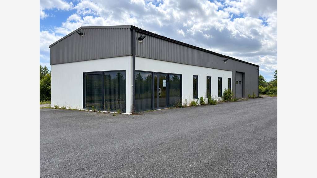 Loue local activité 197m² à Roullet-Saint-Estephe
