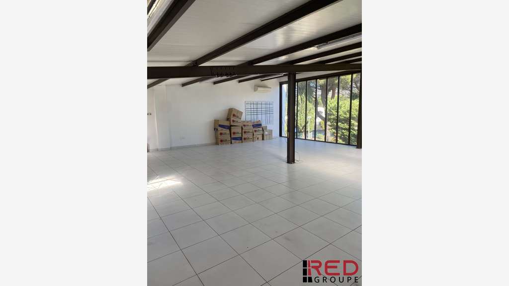 A louer entrepôt + bureaux 594m² à Rousset