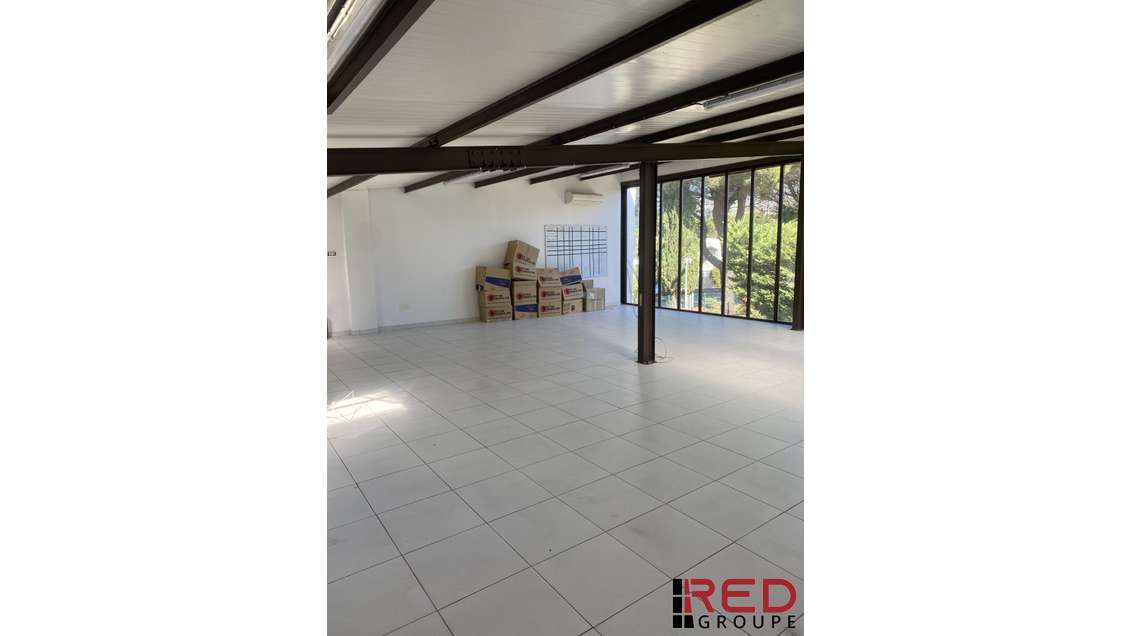 A louer entrepôt + bureaux 594m² à Rousset