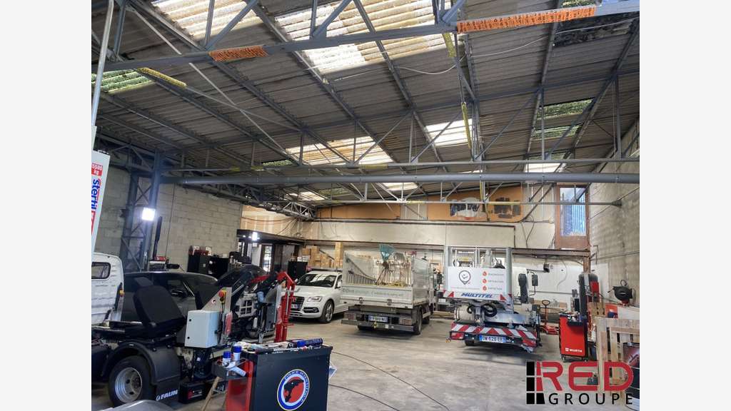 A louer entrepôt + bureaux 594m² à Rousset