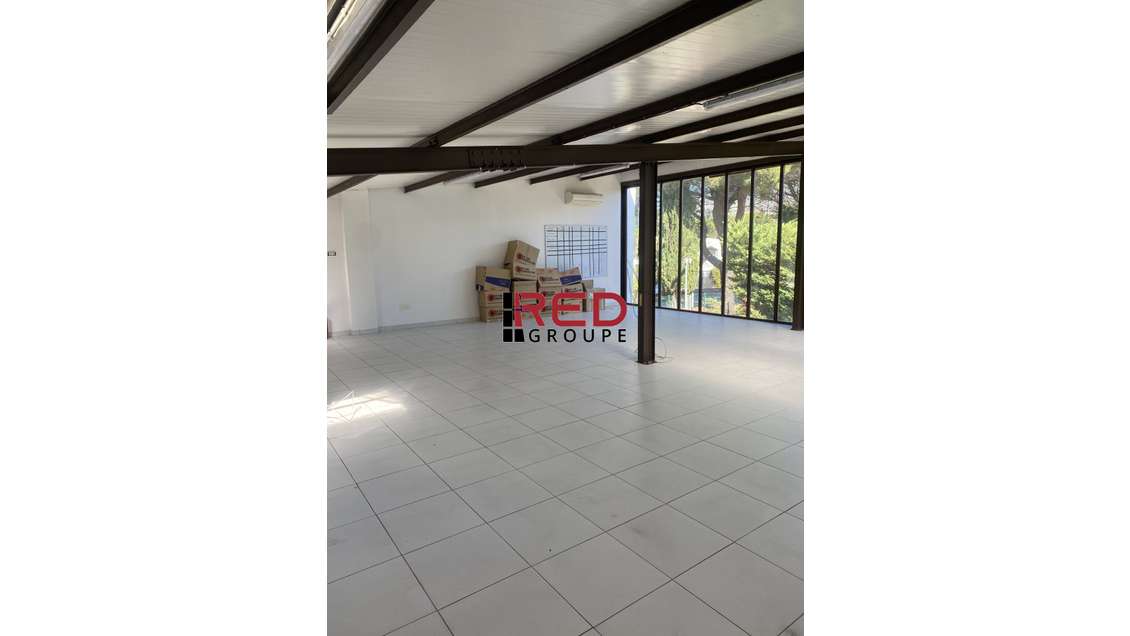 A louer entrepôt + bureaux 594m² à Rousset