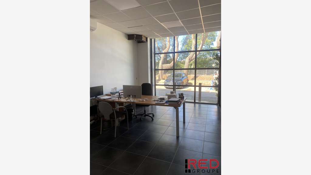 A louer entrepôt + bureaux 594m² à Rousset