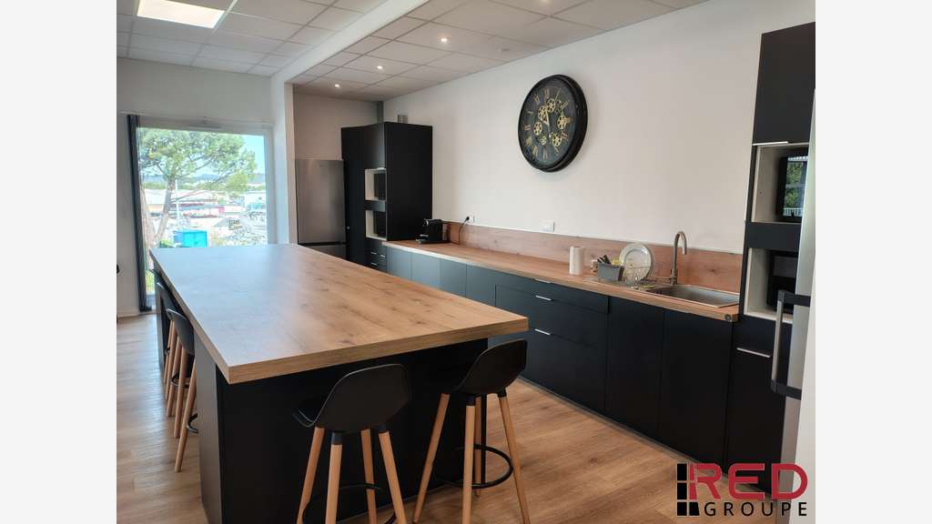 Local d'activité 177m² à louer à Rousset