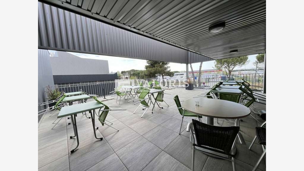 Local d'activité 213m² à louer à Rousset A8/A52