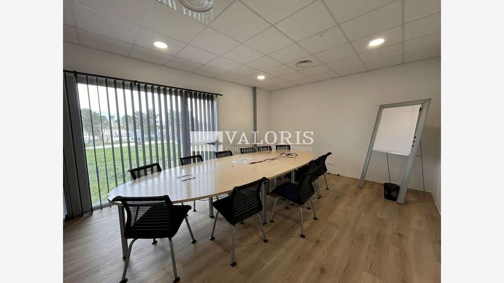 Local d'activité 213m² à louer à Rousset A8/A52