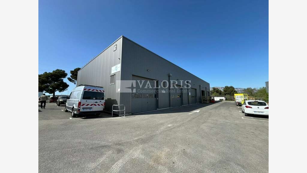 Local d'activité 213m² à louer à Rousset A8/A52