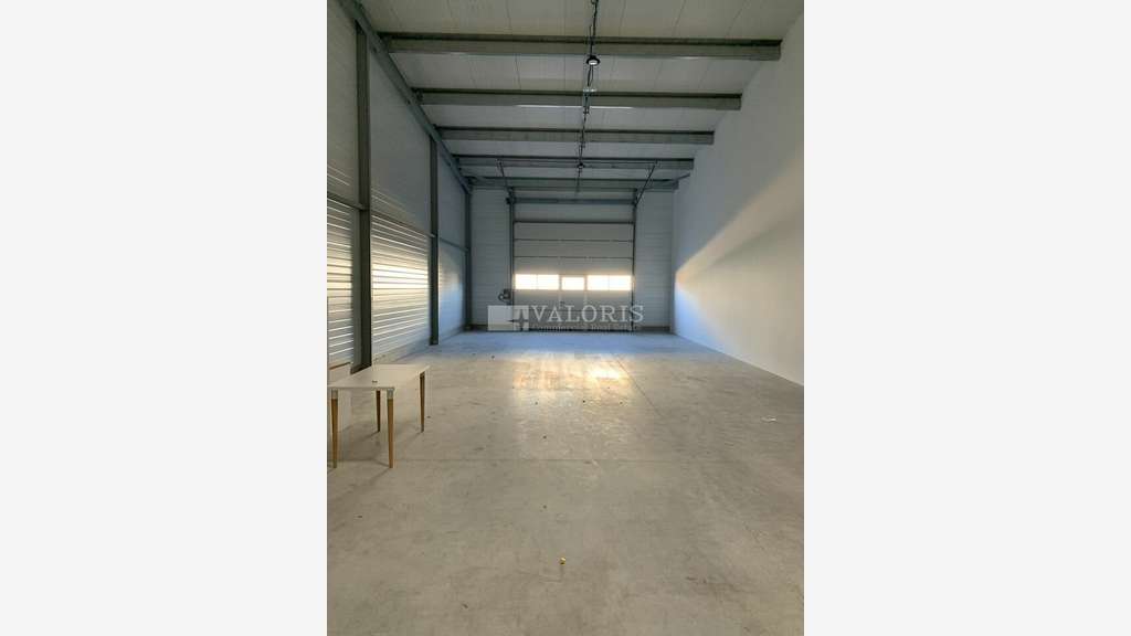 Local d'activité 213m² à louer à Rousset A8/A52