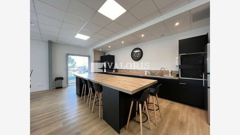 Local d'activité 213m² à louer à Rousset A8/A52