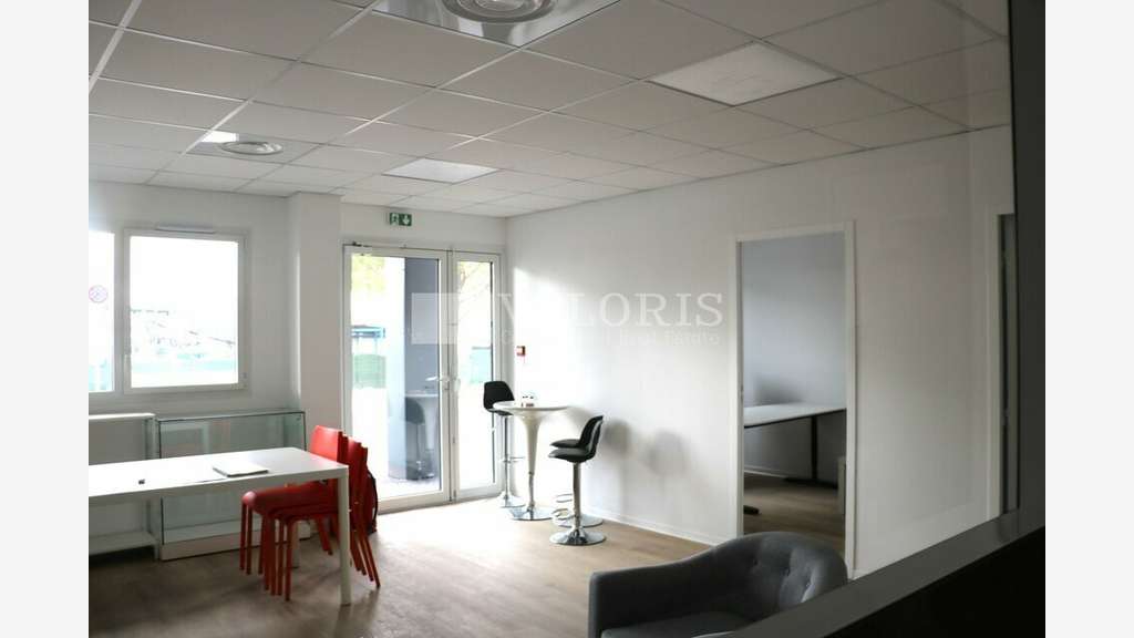Local d'activité 213m² à louer à Rousset A8/A52