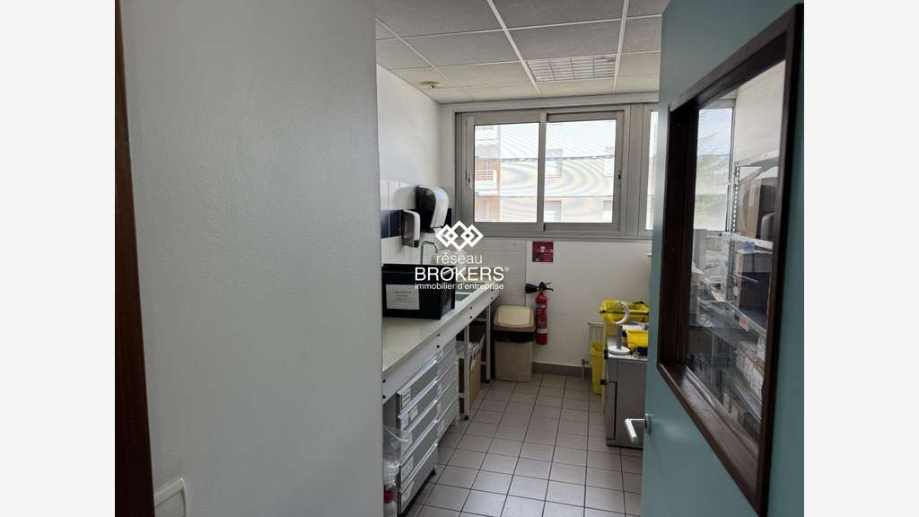 Beau bâtiment 1350m² à louer à Roussillon