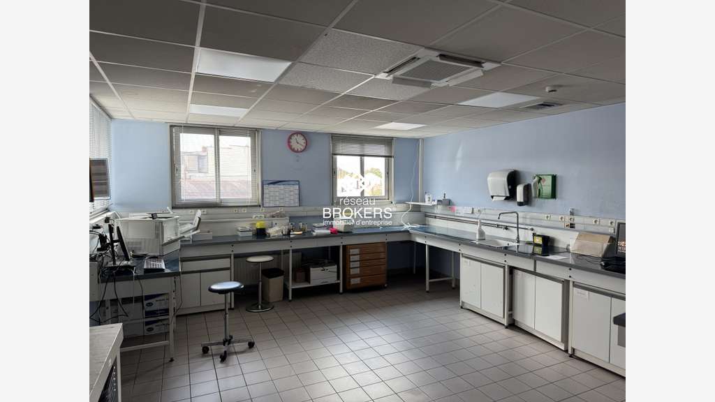 Beau bâtiment 1350m² à louer à Roussillon
