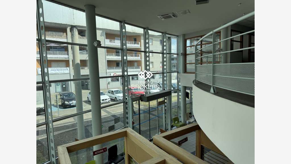 Beau bâtiment 1350m² à louer à Roussillon