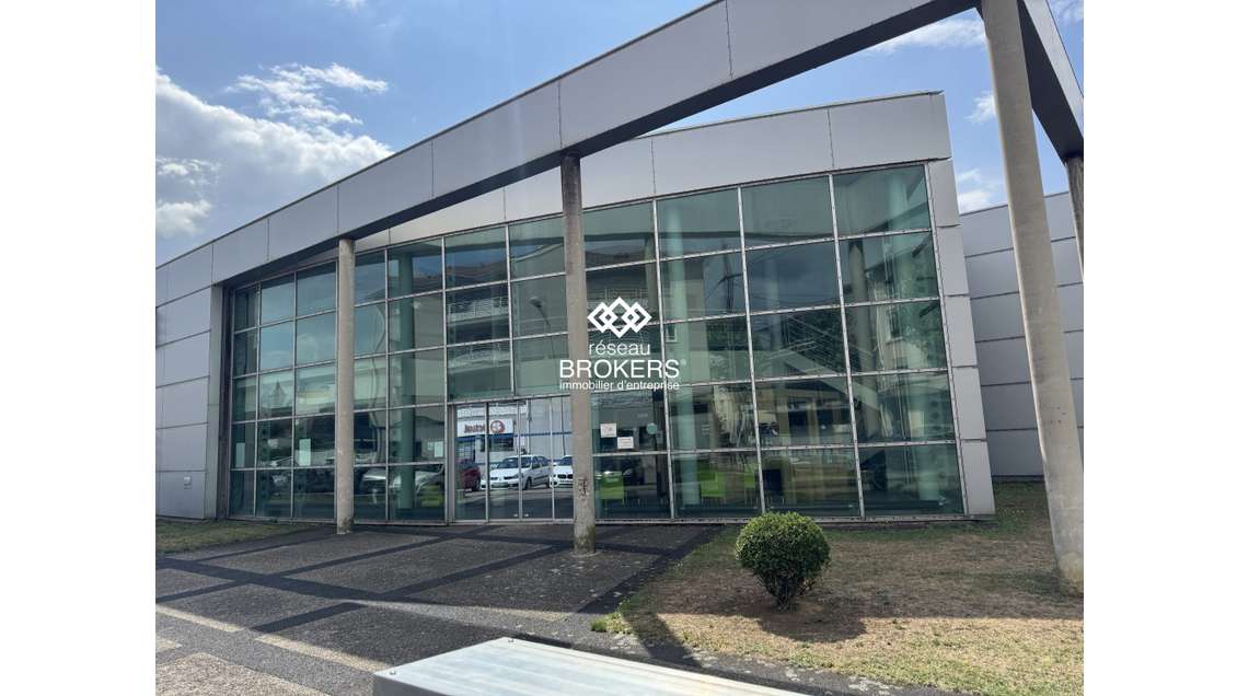 Beau bâtiment 1350m² à louer à Roussillon