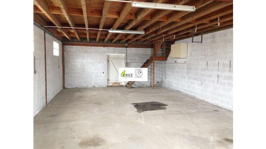 A louer entrepôt et bureaux zone de Royan 2