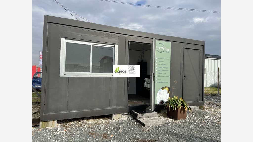 A louer entrepôt et bureaux zone de Royan 2