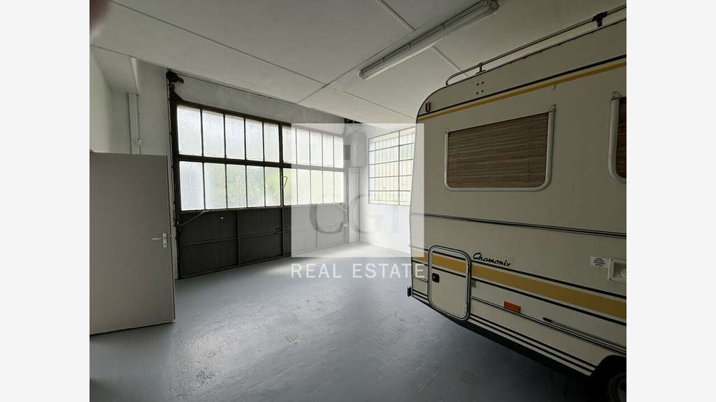 Local d'activité 180m² à louer à Ruy-Montceau