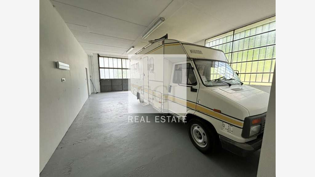 Local d'activité 180m² à louer à Ruy-Montceau