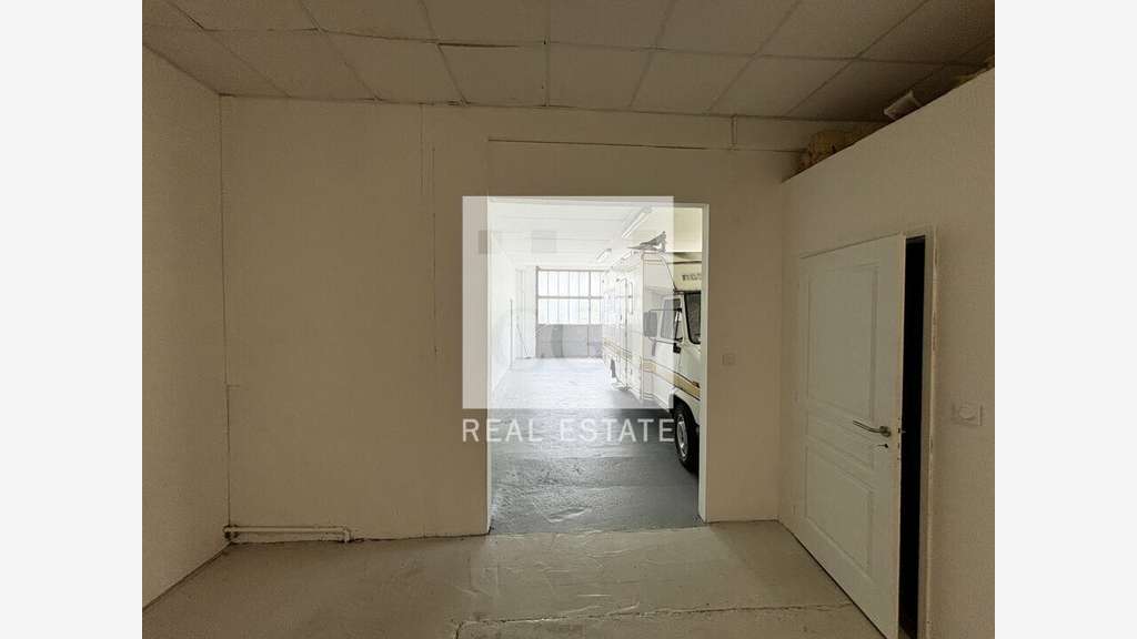 Local d'activité 180m² à louer à Ruy-Montceau