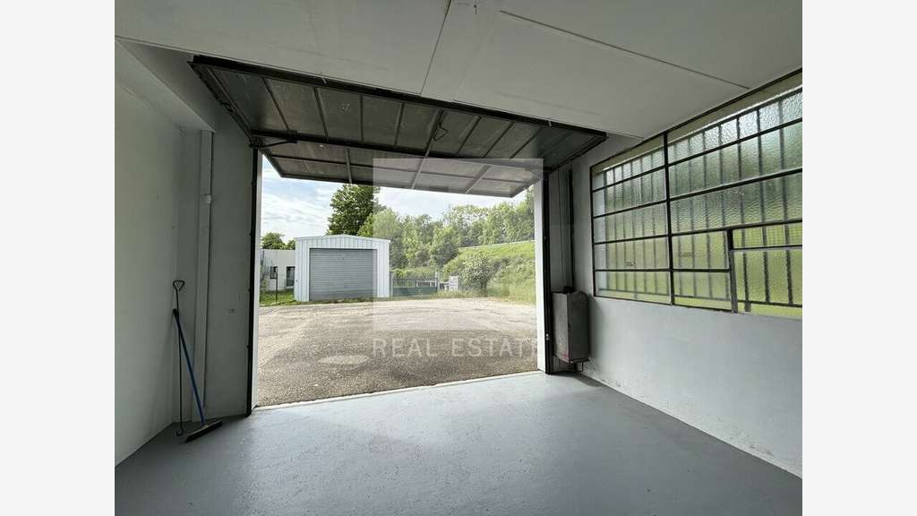 Local d'activité 180m² à louer à Ruy-Montceau