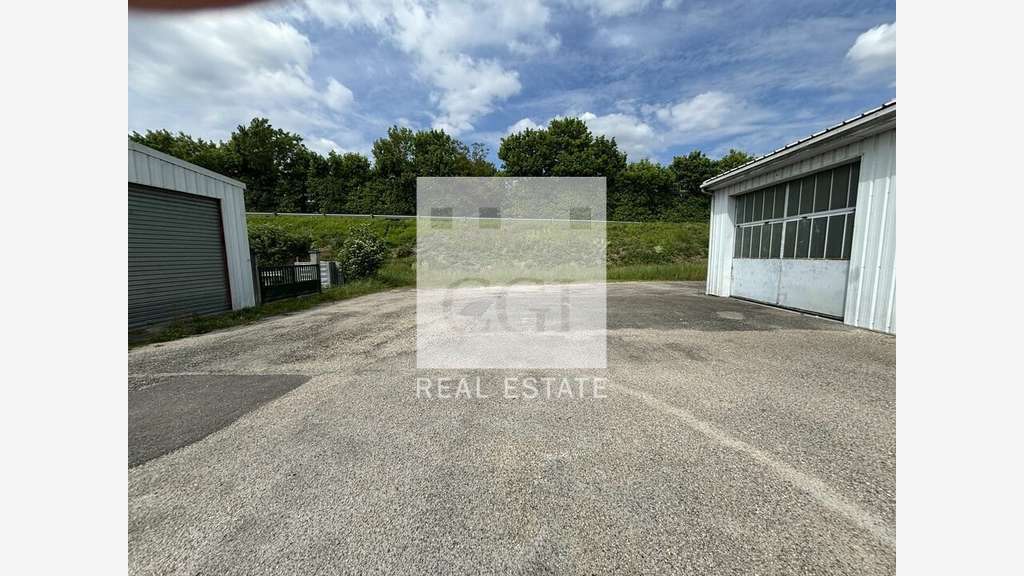 Local d'activité 180m² à louer à Ruy-Montceau