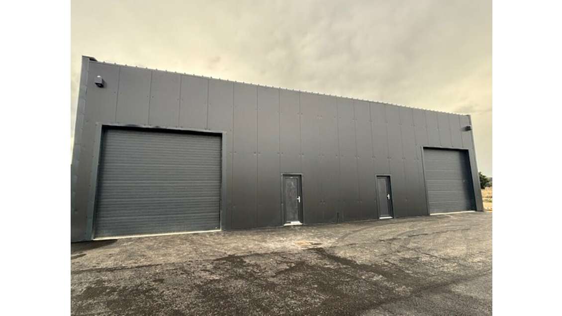 A louer local 400m² récent et spacieux à Sablet