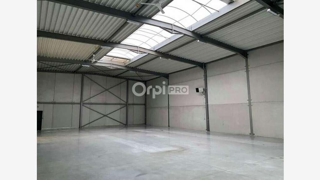 Entrepôt 390m² à louer à Sainghin-en-Mélantois