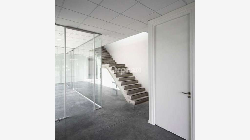 Entrepôt 390m² à louer à Sainghin-en-Mélantois