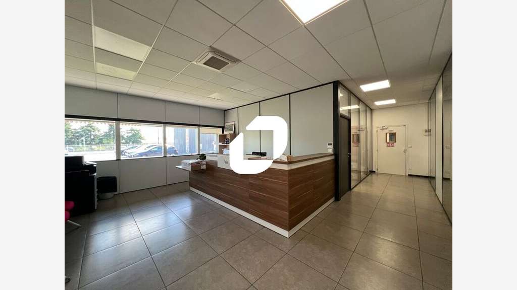  vous propose à la location un bâtiment d'