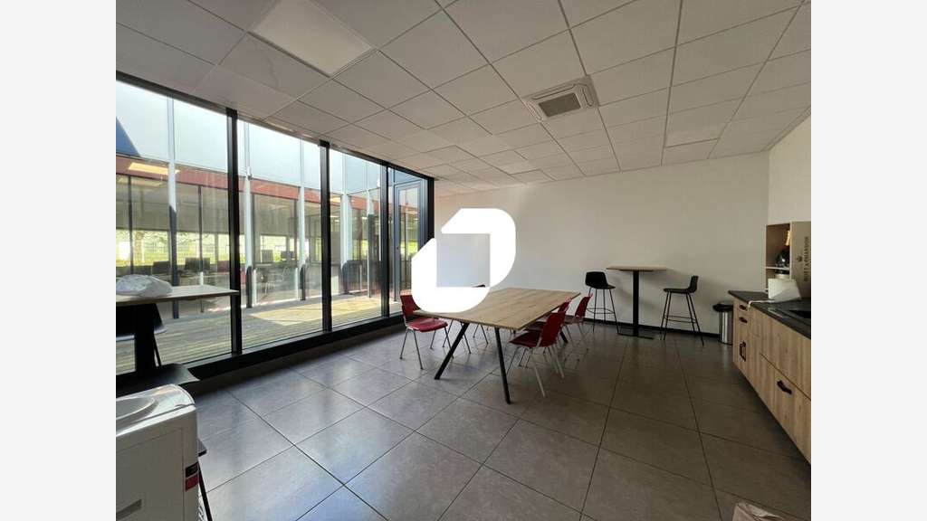  vous propose à la location un bâtiment d'