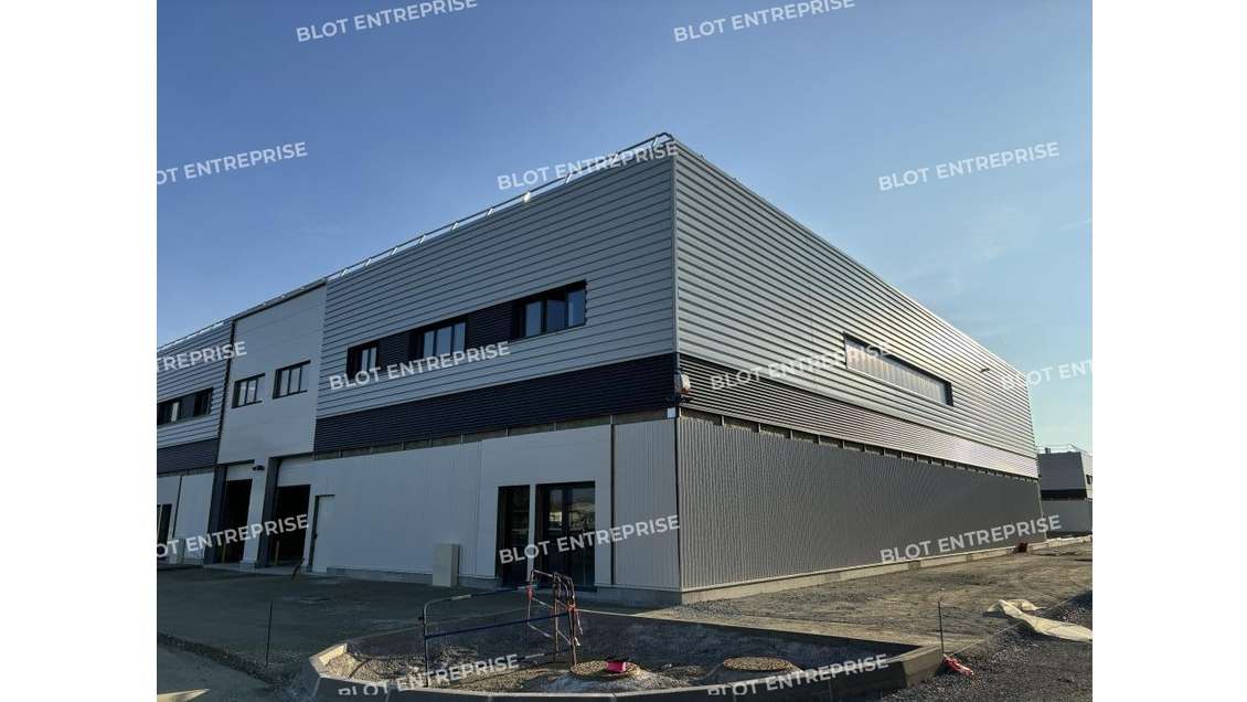 A louer cellule d'activités neuve 335m² Nantes Sud
