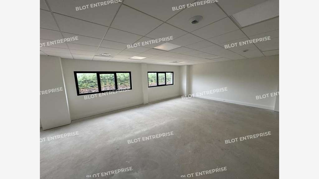 A louer cellule d'activités neuve 401m² Nantes Sud