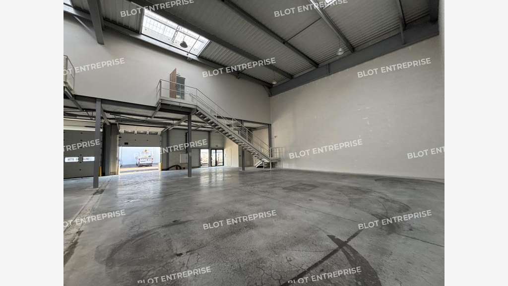 A louer cellule d'activités neuve 401m² Nantes Sud