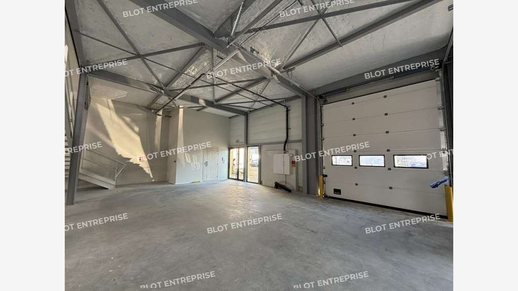 A louer cellule d'activités neuve 401m² Nantes Sud